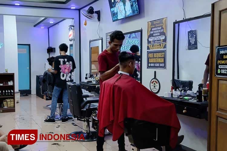 Tukang Pangkas Rambut di Ponorogo Panen Jelang Lebaran 2024