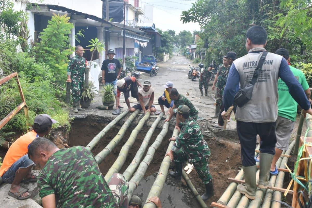 Jembatan Ambrol, Anggota Kodim Ponorogo bersama Warga Bikin Jembatan Darurat
