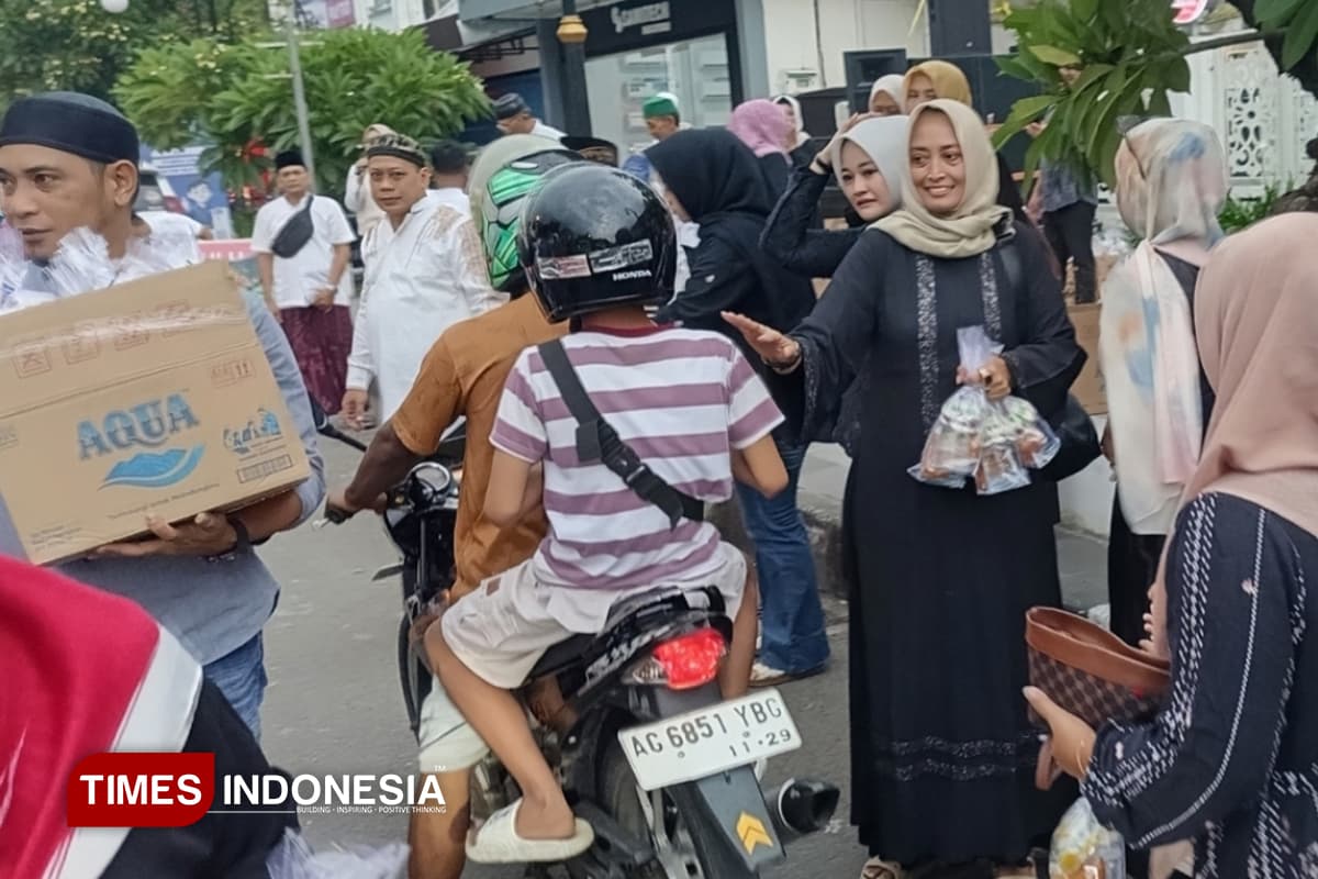 Aksi Solidaritas Angkring Mangkring, Bagikan Takjil Gratis untul Masyarakat