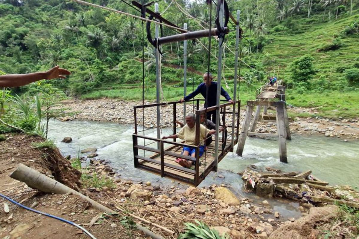 Warga Ngrayun Ponorogo Nekat Bangun Jembatan Gantung Darurat